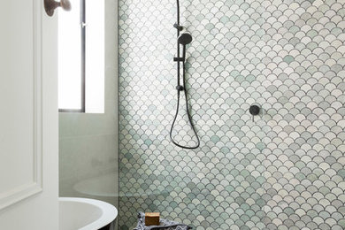 На фото: главная ванная комната среднего размера в современном стиле с фасадами островного типа, отдельно стоящей ванной, открытым душем, зеленой плиткой, плиткой мозаикой, серыми стенами и полом из керамогранита с