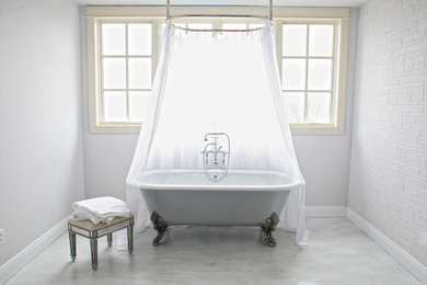 Свежая идея для дизайна: главная ванная комната в стиле неоклассика (современная классика) с ванной на ножках - отличное фото интерьера