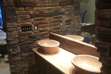 Ejemplo de cuarto de baño principal rural pequeño con lavabo sobreencimera, encimera de granito, bañera encastrada, ducha abierta y suelo de travertino
