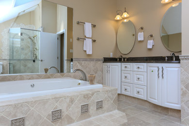 フィラデルフィアにある中くらいなトランジショナルスタイルのおしゃれなマスターバスルーム (レイズドパネル扉のキャビネット、白いキャビネット、置き型浴槽、コーナー設置型シャワー、分離型トイレ、ベージュのタイル、セラミックタイル、ベージュの壁、セラミックタイルの床、アンダーカウンター洗面器、御影石の洗面台) の写真