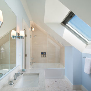 Inspiration för ett maritimt badrum för barn, med ett badkar i en alkov, en dusch i en alkov, beige kakel, blå väggar och klinkergolv i småsten