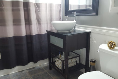 Imagen de cuarto de baño clásico renovado de tamaño medio con bañera empotrada y combinación de ducha y bañera