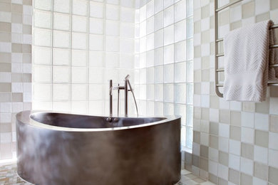 Bild på ett stort retro en-suite badrum, med ett japanskt badkar