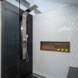 Inspiration för mellanstora moderna en-suite badrum, med en hörndusch, vita väggar, grå kakel, vit kakel, glaskakel, skiffergolv, svart golv och med dusch som är öppen