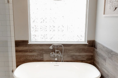 Elegant master freestanding bathtub photo