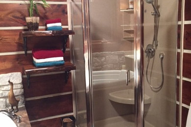 Imagen de cuarto de baño principal rústico de tamaño medio con bañera encastrada, ducha esquinera, sanitario de una pieza, paredes marrones y suelo de madera en tonos medios