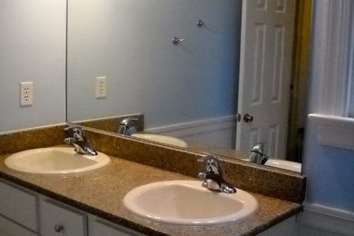 Ejemplo de cuarto de baño contemporáneo pequeño con armarios estilo shaker, puertas de armario blancas y encimera de granito