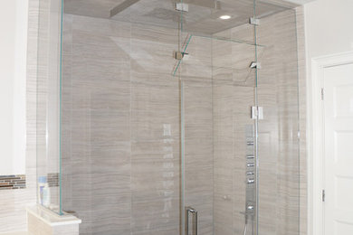 ニューヨークにある広いモダンスタイルのおしゃれなマスターバスルーム (シャワー付き浴槽	、ベージュのタイル、玉石タイル) の写真