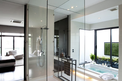 Источник вдохновения для домашнего уюта: большая главная ванная комната в современном стиле с врезной раковиной, накладной ванной, унитазом-моноблоком, белыми стенами и бетонным полом
