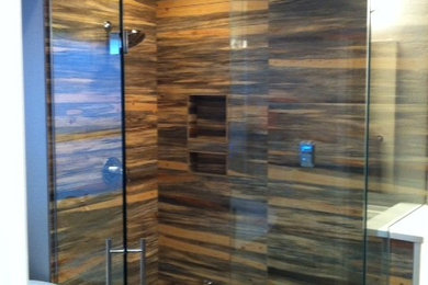 Пример оригинального дизайна: главная ванная комната в современном стиле с коричневой плиткой и керамогранитной плиткой