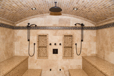 Diseño de cuarto de baño principal contemporáneo extra grande sin sin inodoro con baldosas y/o azulejos beige, baldosas y/o azulejos de piedra caliza, paredes beige y suelo de piedra caliza