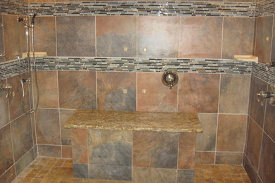 Ejemplo de cuarto de baño clásico con combinación de ducha y bañera y baldosas y/o azulejos de porcelana
