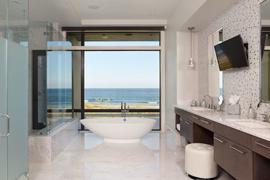 Ejemplo de cuarto de baño contemporáneo con lavabo bajoencimera, armarios con paneles lisos, puertas de armario de madera en tonos medios, bañera exenta, ducha esquinera y paredes blancas
