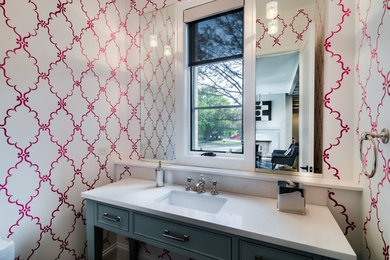 Modelo de cuarto de baño contemporáneo de tamaño medio con armarios con paneles empotrados, puertas de armario grises, aseo y ducha, lavabo bajoencimera, encimera de cuarzo compacto y paredes rosas