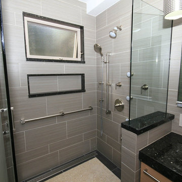 Step in shower with full-size shampoo niche