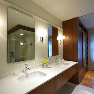 Foto de cuarto de baño vestidor, minimalista, con lavabo bajoencimera, armarios con paneles lisos, puertas de armario de madera en tonos medios y baldosas y/o azulejos blancos