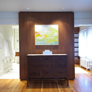 Diseño de cuarto de baño minimalista con puertas de armario de madera en tonos medios