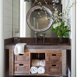 Ispirazione per una stanza da bagno con doccia country di medie dimensioni con consolle stile comò, ante con finitura invecchiata, pareti bianche, pavimento in legno massello medio, lavabo integrato, pavimento marrone e top in rame