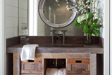 Exempel på ett mellanstort lantligt badrum med dusch, med skåp i slitet trä, vita väggar, mellanmörkt trägolv, ett integrerad handfat, brunt golv, bänkskiva i koppar och skåp i shakerstil