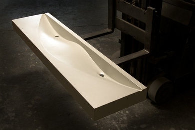 Modelo de cuarto de baño minimalista con encimera de cemento y lavabo integrado