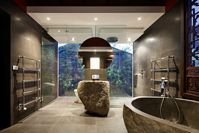 Modelo de cuarto de baño de estilo zen grande con bañera exenta, baldosas y/o azulejos marrones y lavabo con pedestal