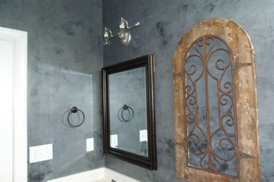 Imagen de cuarto de baño clásico renovado con lavabo integrado y paredes azules