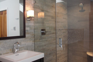 フィラデルフィアにある高級なコンテンポラリースタイルのおしゃれな浴室 (ベッセル式洗面器、濃色木目調キャビネット、コーナー設置型シャワー、分離型トイレ) の写真