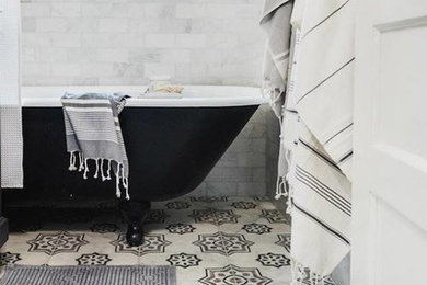 オーランドにある中くらいな地中海スタイルのおしゃれなバスルーム (浴槽なし) (置き型浴槽、シャワー付き浴槽	、サブウェイタイル、白い壁、マルチカラーの床、シャワーカーテン、マルチカラーのタイル、磁器タイルの床) の写真