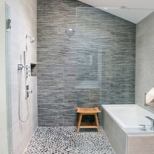 Großes Klassisches Badezimmer En Suite mit flächenbündigen Schrankfronten, hellen Holzschränken, Eckbadewanne, Duschnische, Wandtoilette mit Spülkasten, weißen Fliesen, weißer Wandfarbe, Keramikboden und Unterbauwaschbecken in Portland Maine