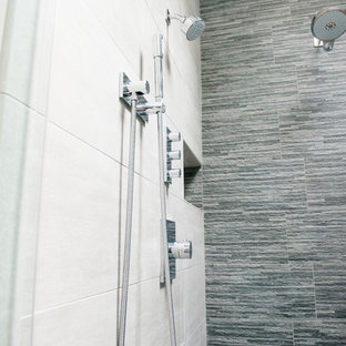Großes Klassisches Badezimmer En Suite mit flächenbündigen Schrankfronten, hellen Holzschränken, Eckbadewanne, Duschnische, Wandtoilette mit Spülkasten, weißen Fliesen, weißer Wandfarbe, Keramikboden und Unterbauwaschbecken in Portland Maine