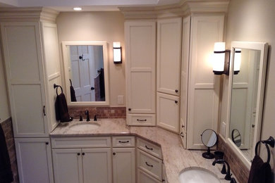 Imagen de cuarto de baño clásico con lavabo bajoencimera, ducha empotrada y sanitario de dos piezas
