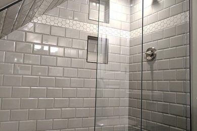 Small modern bathroom in Minneapolis with an alcove shower.