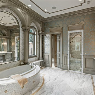 Ejemplo de cuarto de baño principal, tradicional, extra grande, con puertas de armario grises, bañera encastrada, baldosas y/o azulejos blancos, armarios tipo mueble, ducha empotrada, baldosas y/o azulejos de mármol, paredes multicolor, suelo de mármol y encimera de mármol