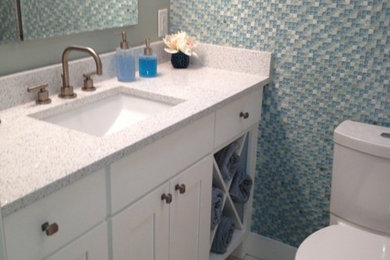 ボストンにあるトランジショナルスタイルのおしゃれな浴室 (フラットパネル扉のキャビネット、白いキャビネット、青いタイル、グレーのタイル、マルチカラーのタイル、白いタイル、モザイクタイル、青い壁、磁器タイルの床、アンダーカウンター洗面器、クオーツストーンの洗面台) の写真