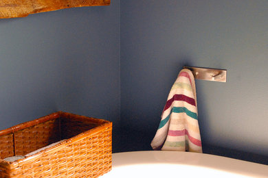他の地域にあるエクレクティックスタイルのおしゃれな浴室 (猫足バスタブ、青い壁) の写真