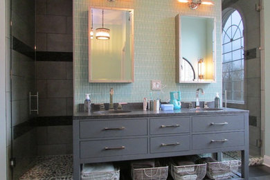 インディアナポリスにある広いトランジショナルスタイルのおしゃれなマスターバスルーム (フラットパネル扉のキャビネット、グレーのキャビネット、ダブルシャワー、グレーのタイル、緑の壁、スレートの床、一体型シンク、コンクリートの洗面台) の写真