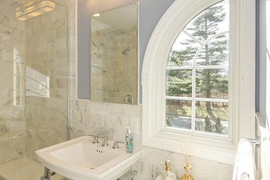ニューヨークにある中くらいなコンテンポラリースタイルのおしゃれな浴室 (オープン型シャワー、一体型トイレ	、白いタイル、セラミックタイル、青い壁、セラミックタイルの床、ペデスタルシンク、グレーの床、開き戸のシャワー) の写真