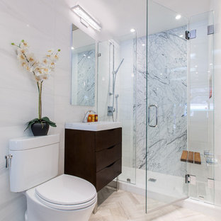 Immagine di una stanza da bagno con doccia design di medie dimensioni con ante lisce, ante in legno bruno, doccia alcova, WC a due pezzi, lavabo a consolle, piastrelle grigie, piastrelle bianche, piastrelle di vetro e pareti bianche