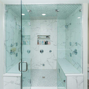 Idéer för ett stort klassiskt vit en-suite badrum, med skåp i shakerstil, blå skåp, ett badkar i en alkov, en hörndusch, en toalettstol med separat cisternkåpa, vit kakel, marmorkakel, beige väggar, plywoodgolv, ett undermonterad handfat, marmorbänkskiva, brunt golv och dusch med gångjärnsdörr