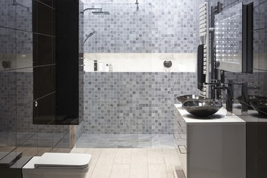 Aménagement d'une grande salle de bain principale contemporaine avec une vasque, un placard à porte plane, des portes de placard noires, WC à poser, un carrelage gris, mosaïque, un mur noir, parquet clair et une douche à l'italienne.