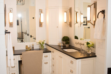 コロンバスにあるカントリー風のおしゃれな浴室 (アンダーカウンター洗面器、ソープストーンの洗面台) の写真