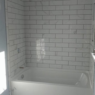 Idéer för att renovera ett litet vintage badrum med dusch, med ett badkar i en alkov, en dusch/badkar-kombination, grå kakel, vit kakel, tunnelbanekakel, blå väggar och linoleumgolv