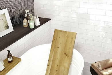 Modelo de cuarto de baño clásico pequeño con bañera con patas, paredes blancas y suelo de baldosas de cerámica