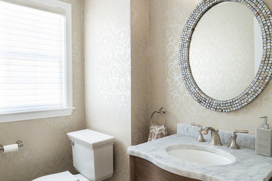 Kleines Klassisches Duschbad mit Toilette mit Aufsatzspülkasten, beiger Wandfarbe, dunklem Holzboden, Unterbauwaschbecken und Marmor-Waschbecken/Waschtisch in Boston