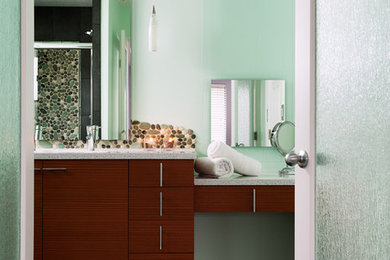 カンザスシティにあるコンテンポラリースタイルのおしゃれな浴室 (フラットパネル扉のキャビネット、濃色木目調キャビネット、石タイル、緑の壁) の写真