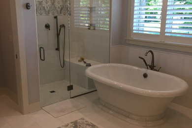 Modelo de cuarto de baño principal costero con baldosas y/o azulejos de mármol, suelo de mármol, suelo blanco y baldosas y/o azulejos blancos