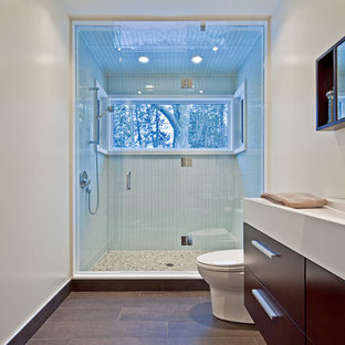 Immagine di una stanza da bagno stile rurale con lavabo rettangolare, ante lisce, ante in legno bruno, doccia alcova, piastrelle blu e piastrelle di vetro