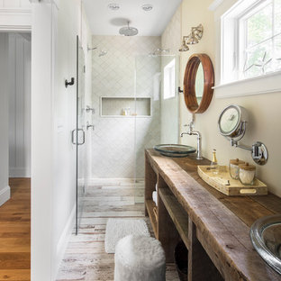 Foto di una stanza da bagno con doccia costiera di medie dimensioni con nessun'anta, ante in legno bruno, lavabo a bacinella, top in legno, doccia a filo pavimento, pareti gialle, WC monopezzo, piastrelle bianche, piastrelle in ceramica, pavimento con piastrelle in ceramica, porta doccia a battente e top marrone