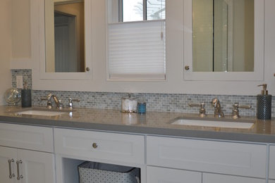 Inredning av ett modernt mellanstort en-suite badrum, med luckor med infälld panel, vita skåp, en dusch i en alkov, blå kakel, grå kakel, mosaik, vita väggar, mellanmörkt trägolv, ett undermonterad handfat och bänkskiva i akrylsten