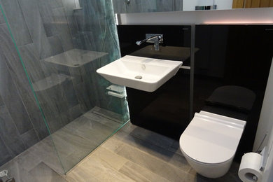 Стильный дизайн: маленькая ванная комната в современном стиле с душевой кабиной для на участке и в саду - последний тренд